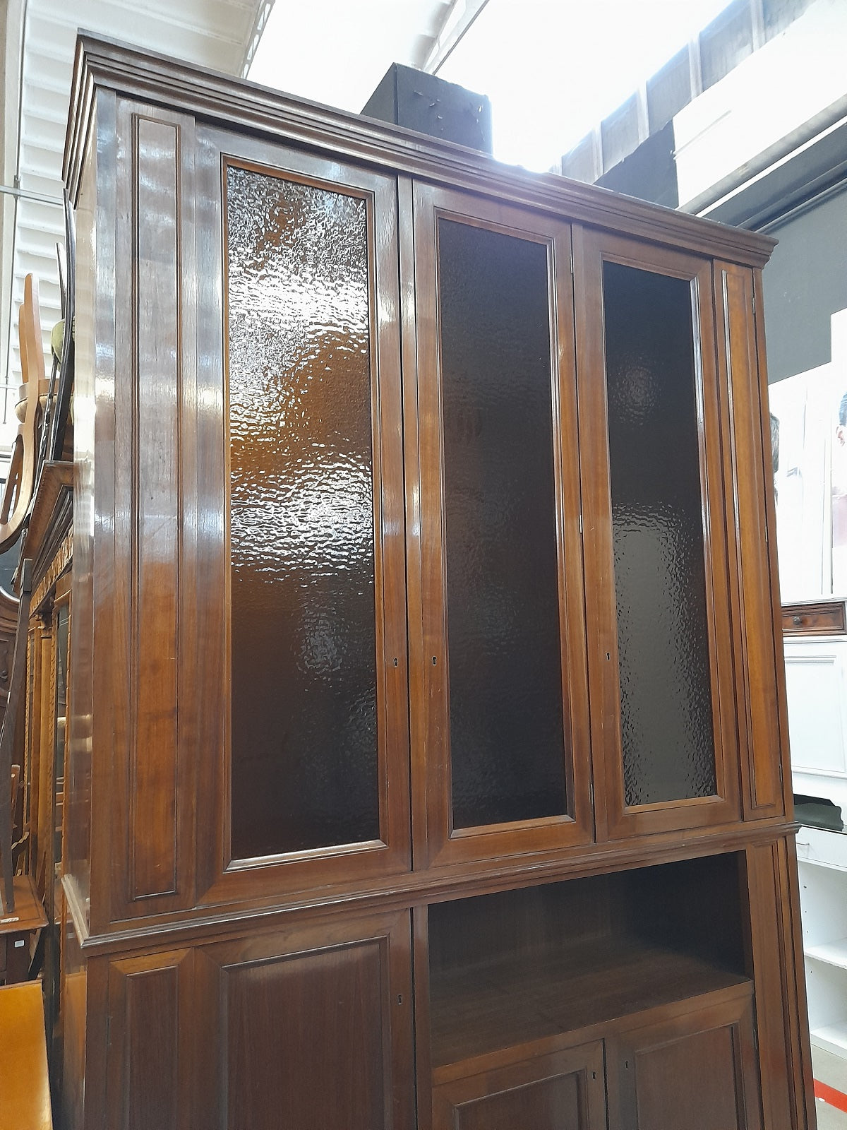 ARMADIO in legno con vetrine