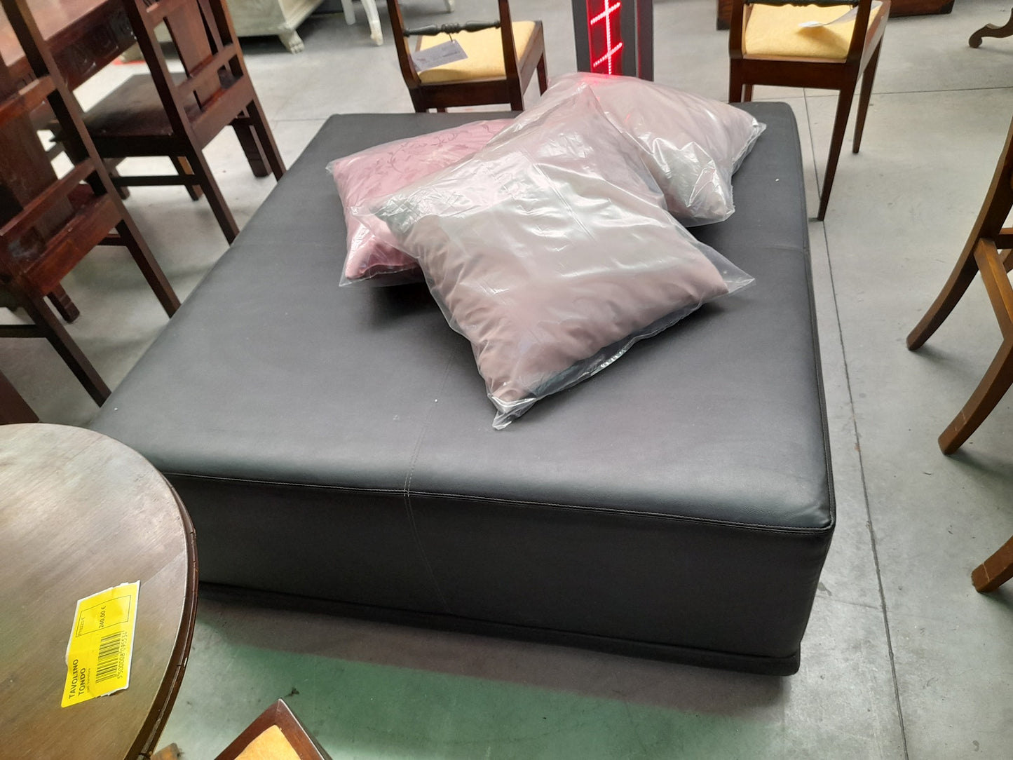 POUF in pelle nero