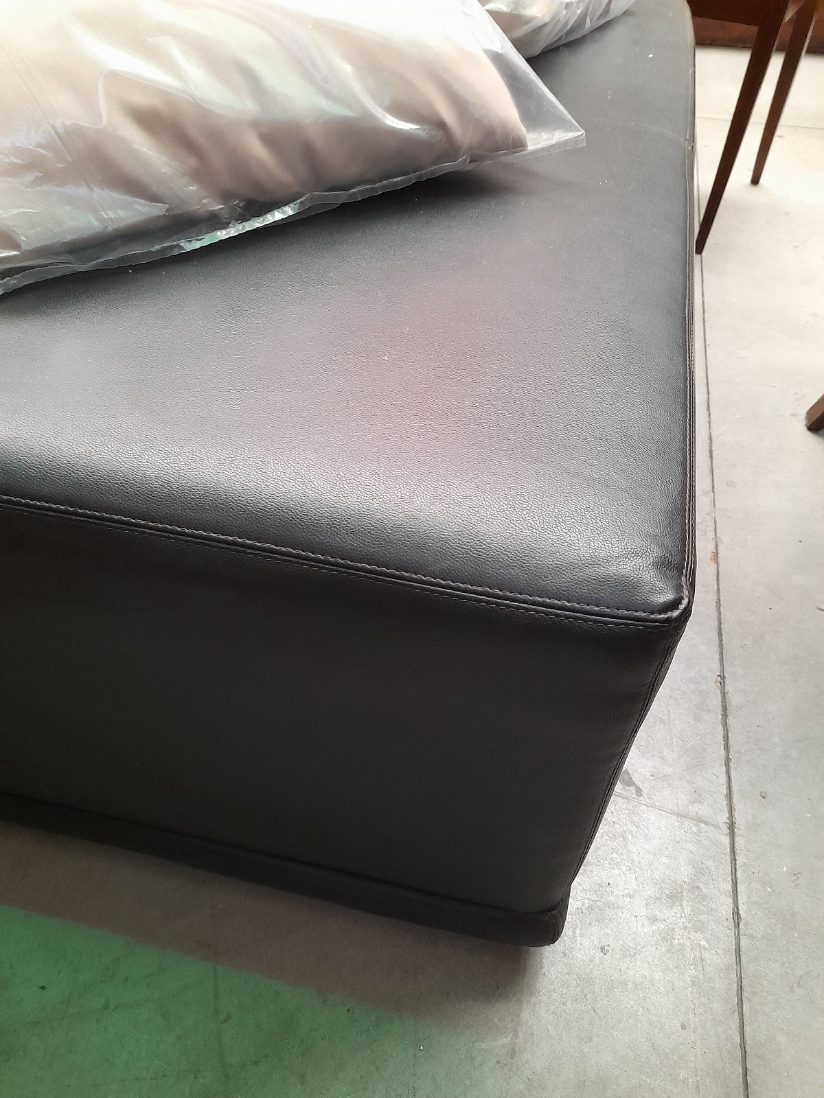 POUF in pelle nero