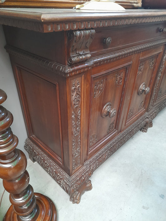 MADIA in legno intagliato