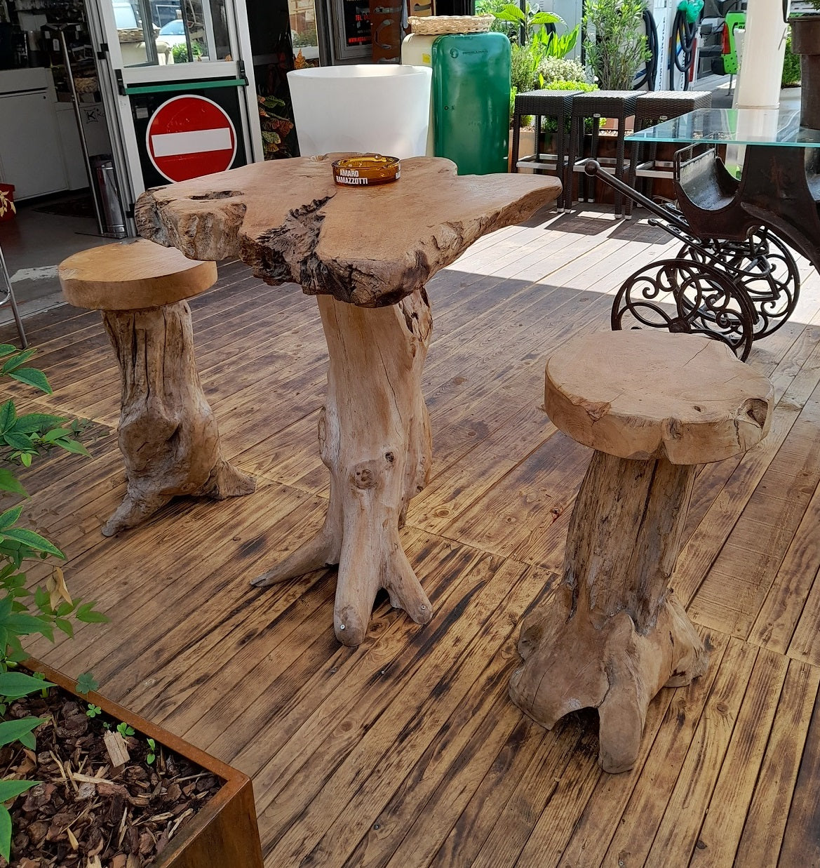 SET tavolo e due sgabelli in legno