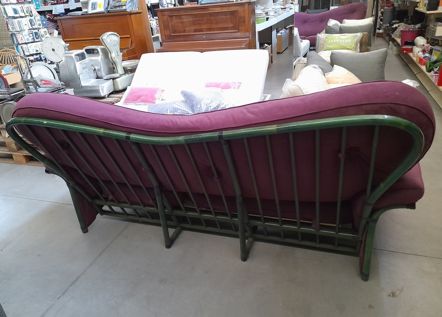 DIVANO in bambù verde con imbottitura viola