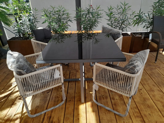 SWANN - Tavolo in vetro + 4 sedie in resina