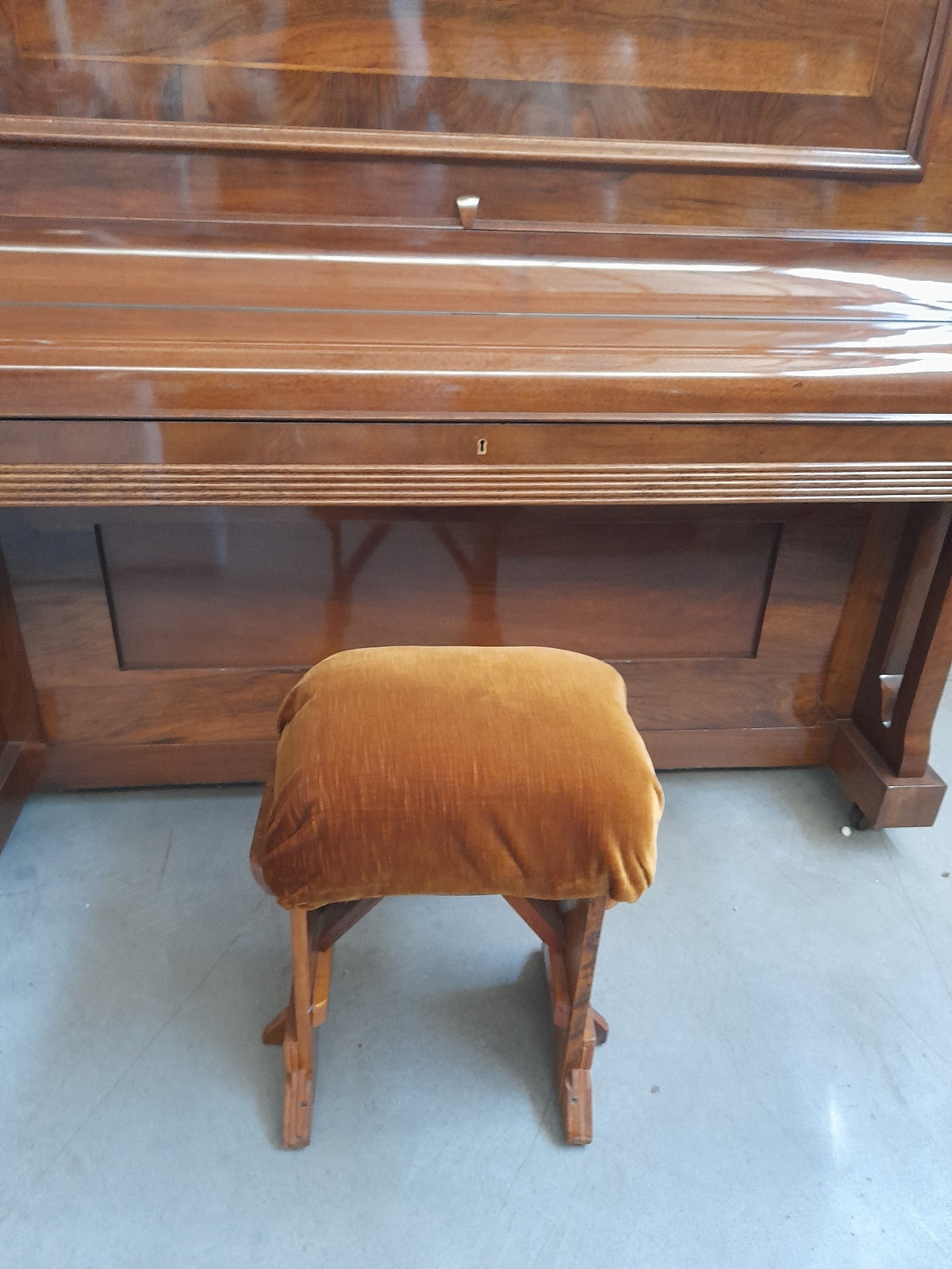 SGABELLO in legno imbottito