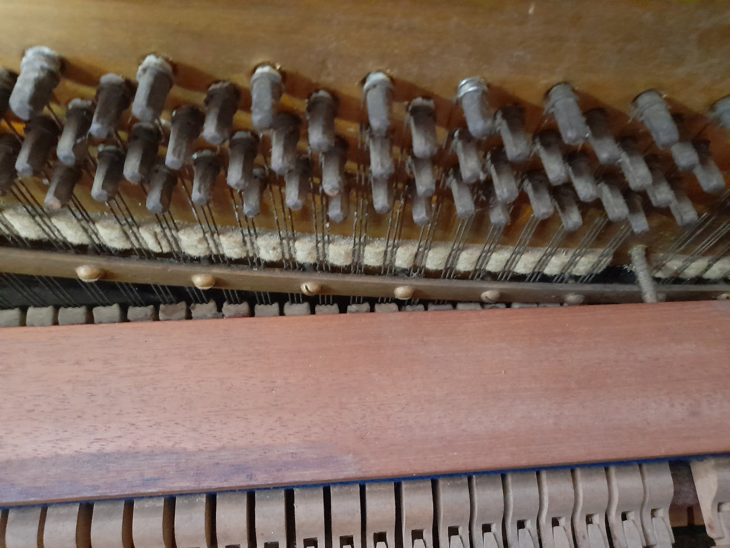 A. ROUGES pianoforte verticale