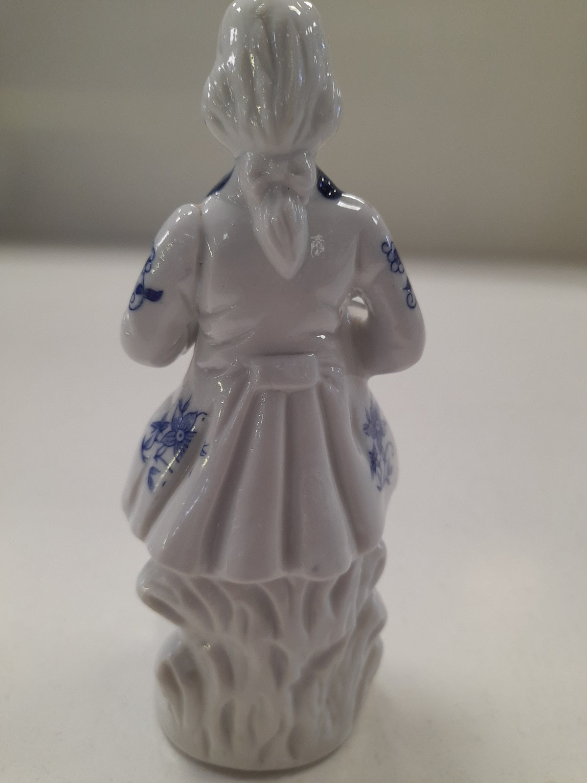 PORCELLANA CAPODIMONTE nobile con violino