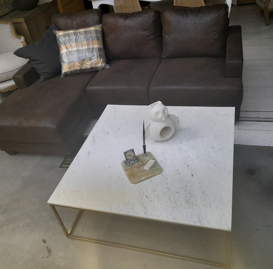 MARBLE - Tavolino basso in marmo bianco e ottone