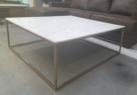 MARBLE - Tavolino basso in marmo bianco e ottone