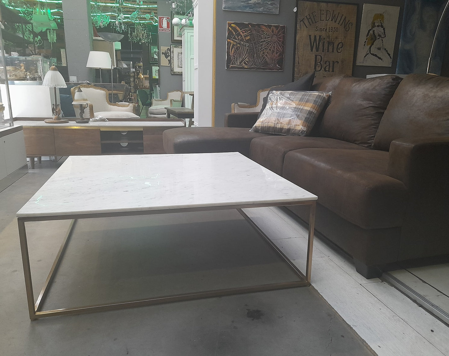 MARBLE - Tavolino basso in marmo bianco e ottone