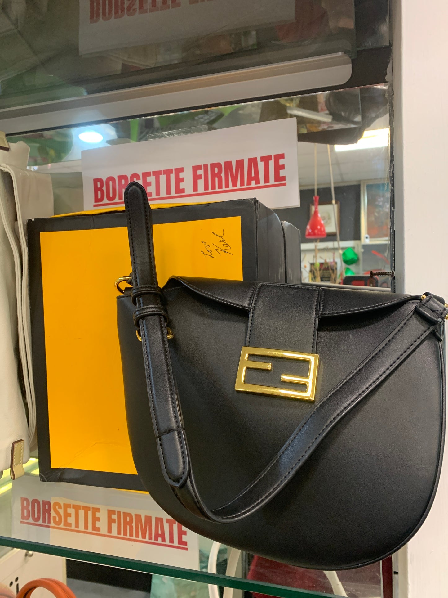 Borsa FENDI a Tracolla Moderna e Sofisticata