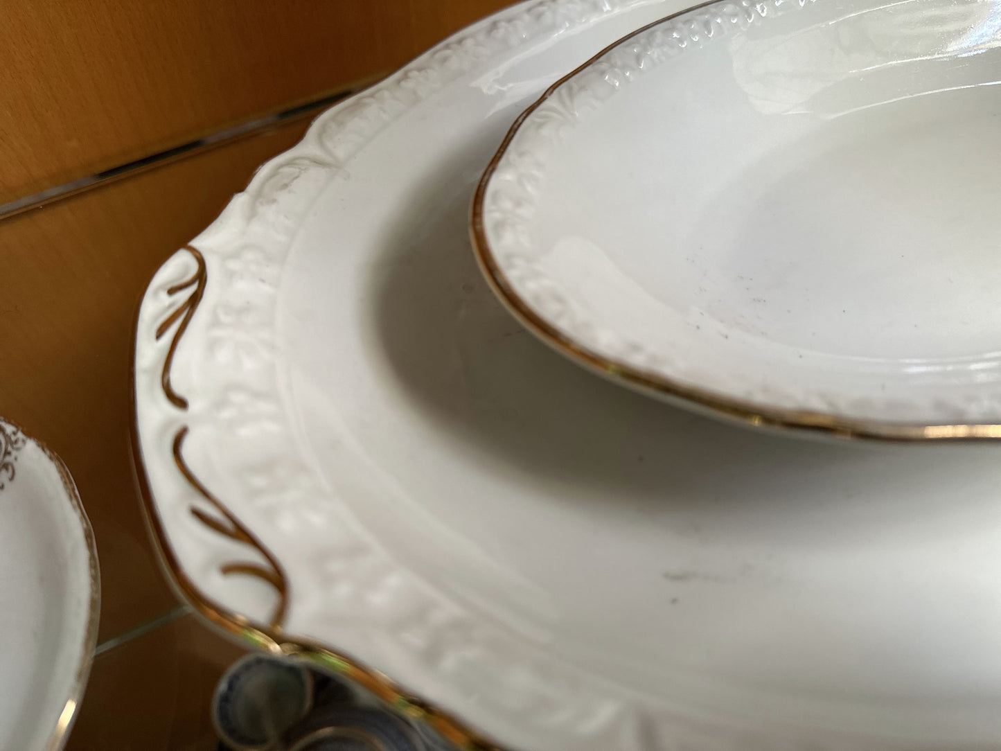 Servizio piatti bianco profilato oro