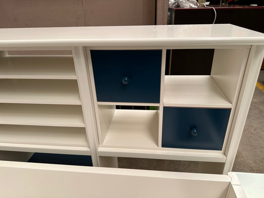 Letti di dimensioni 90x190 cm, questo cassetto di stoccaggio è l'accessorio perfetto per mantenere la tua camera da letto ordinata e senza ingombri.
