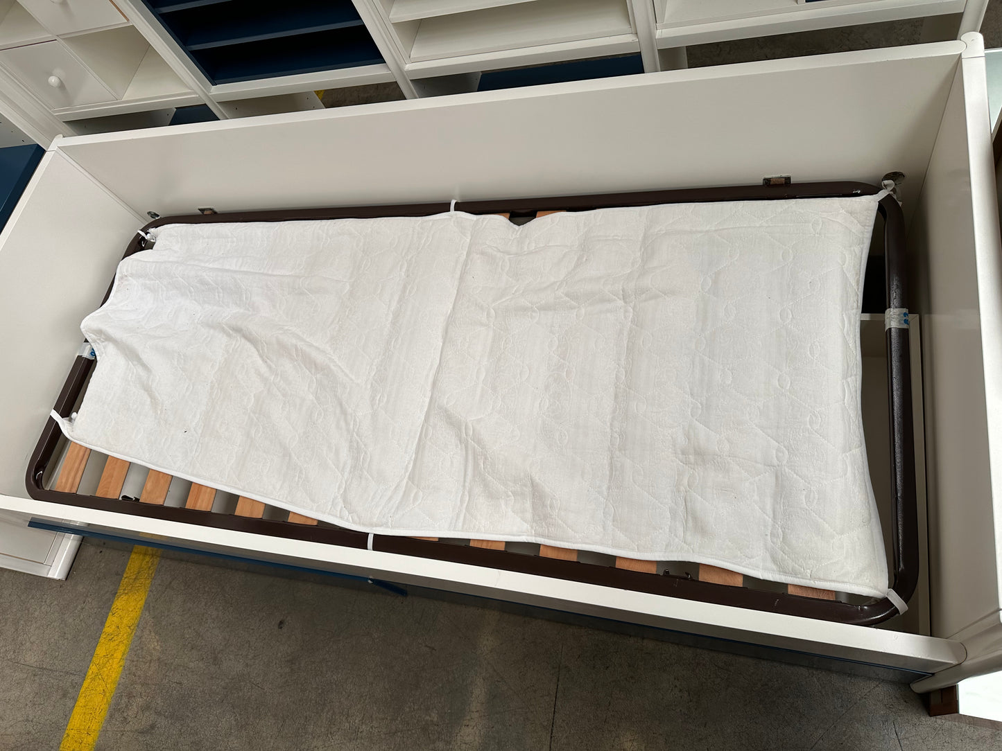 Letti di dimensioni 90x190 cm, questo cassetto di stoccaggio è l'accessorio perfetto per mantenere la tua camera da letto ordinata e senza ingombri.