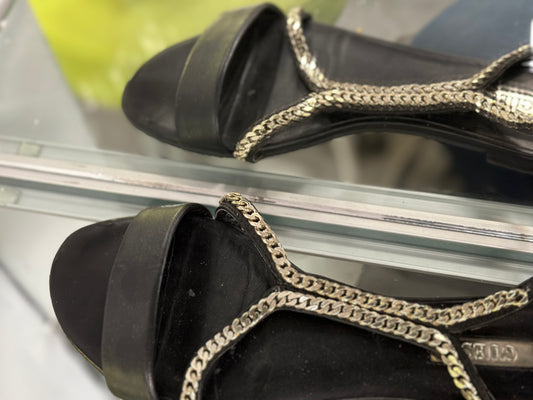 Sandali GUESS neri con catena colore oro. Usato