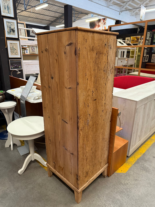 Antico cassettone a quatro cassetti