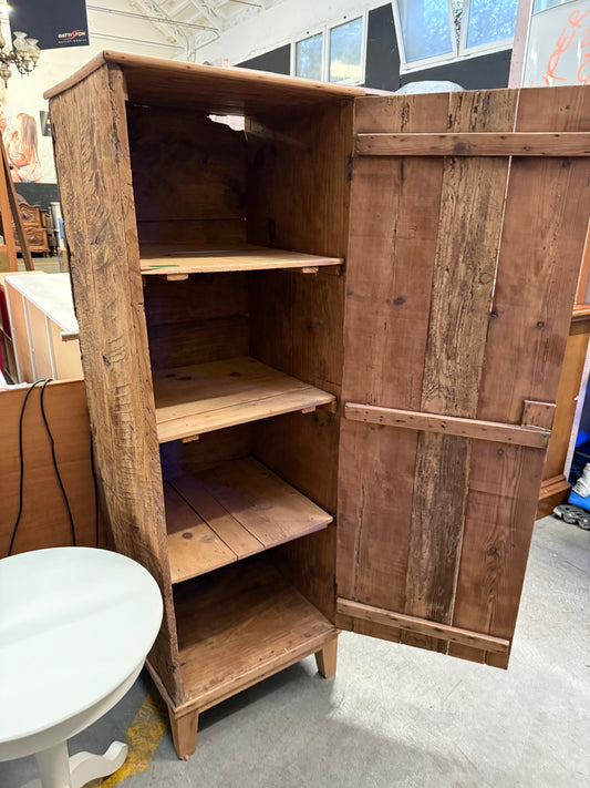 Antico cassettone a quatro cassetti