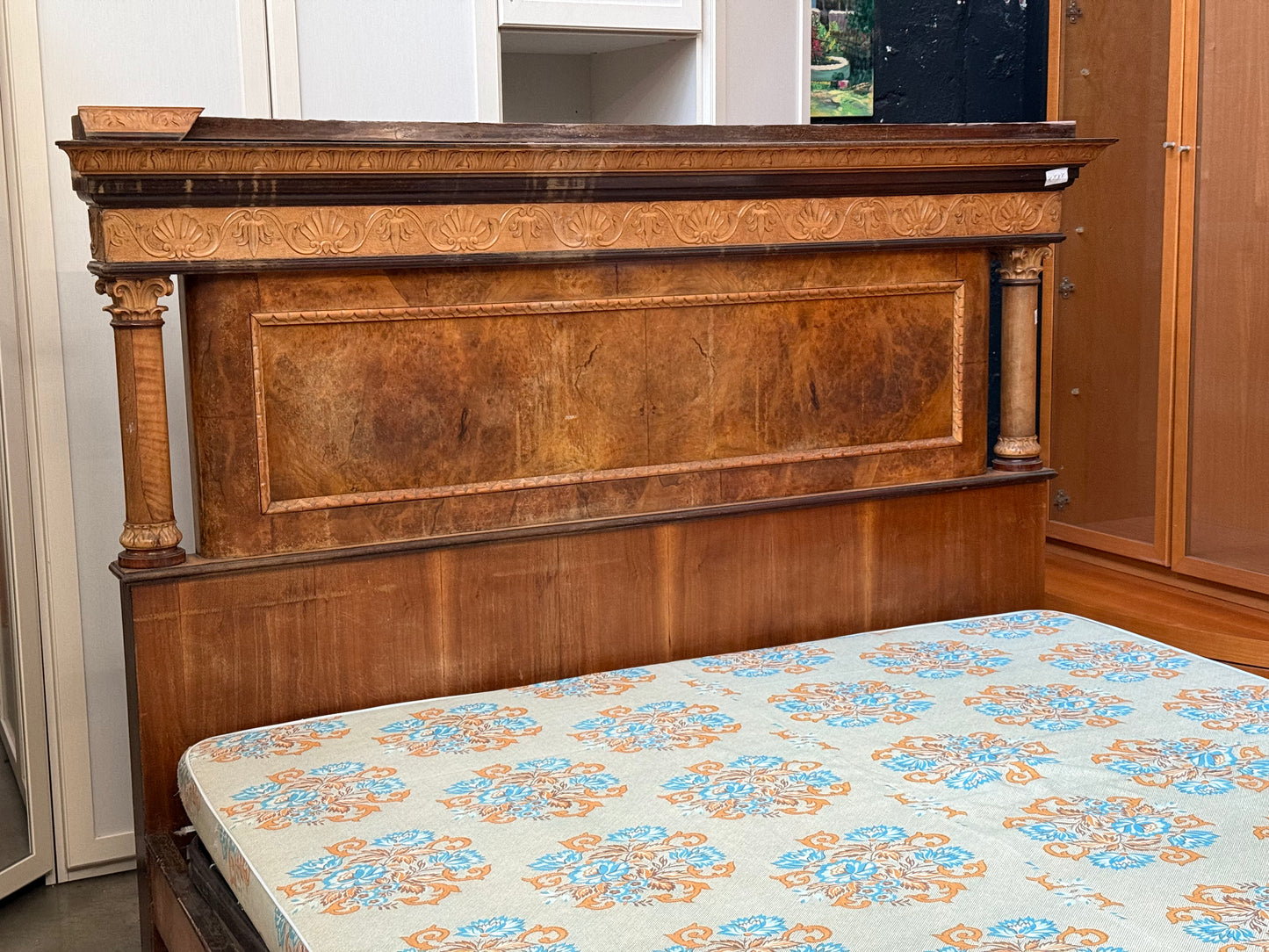 Letto matrimoniale con schienale alto in stile storico.