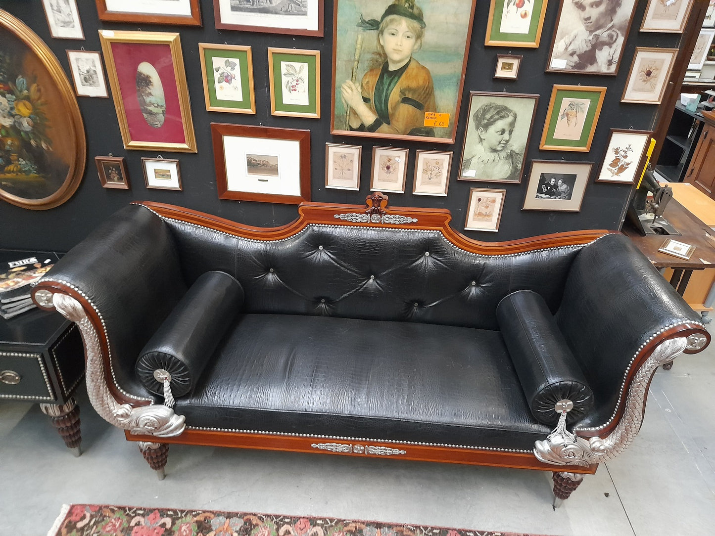 DIVANO in legno e pelle nera