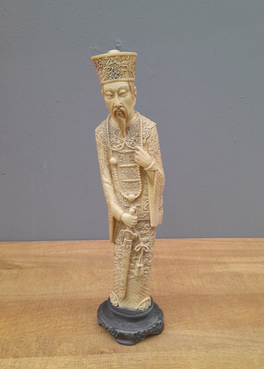 STATUETTA Cinese in resina intagliata