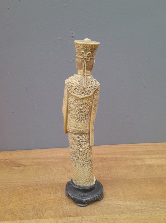 STATUETTA Cinese in resina intagliata