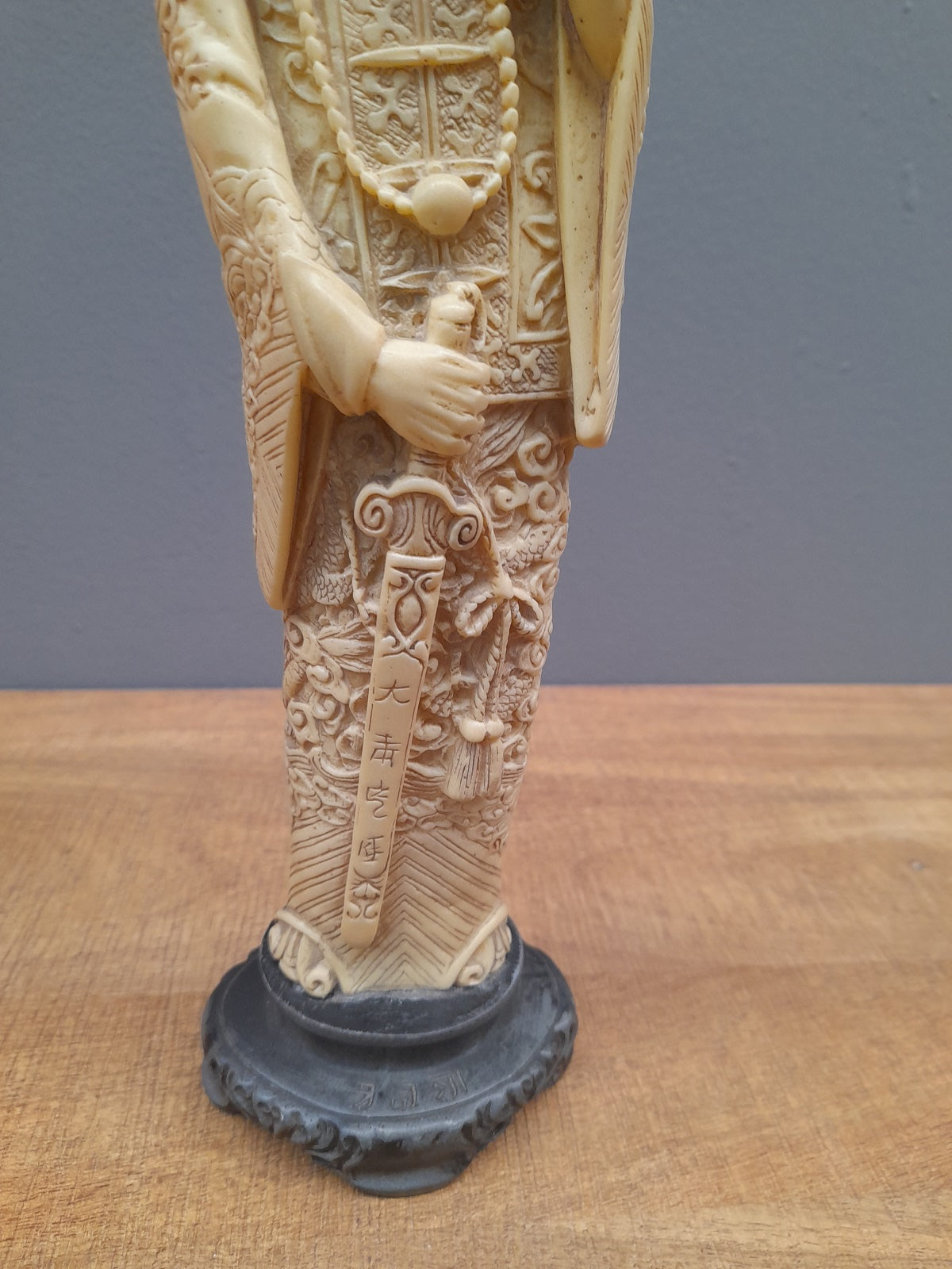 STATUETTA Cinese in resina intagliata