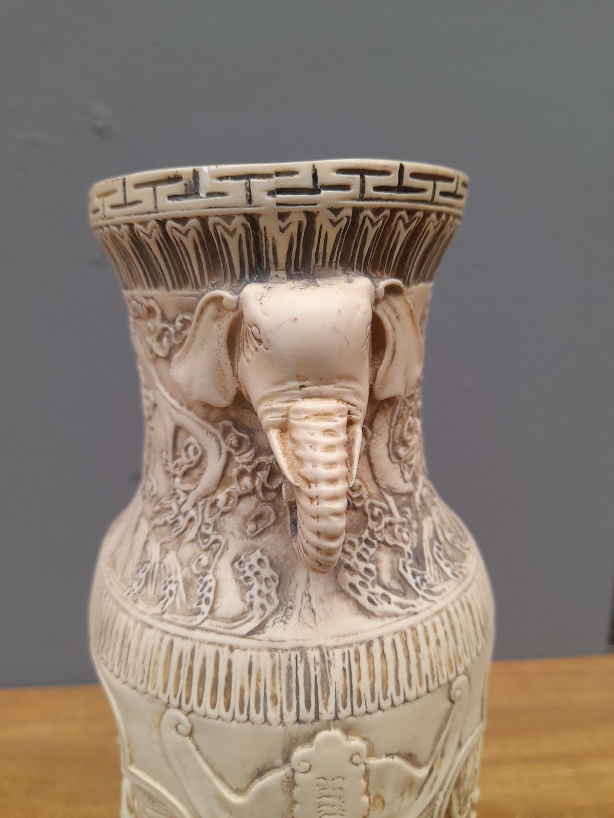 VASO Elephant intagliato