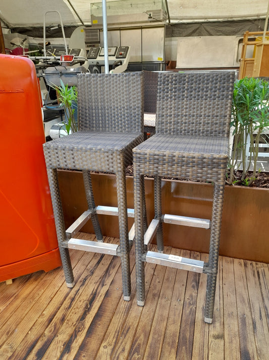 SGABELLO in resina con schienale