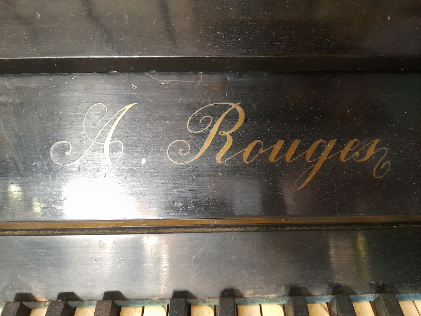 A. ROUGES pianoforte verticale