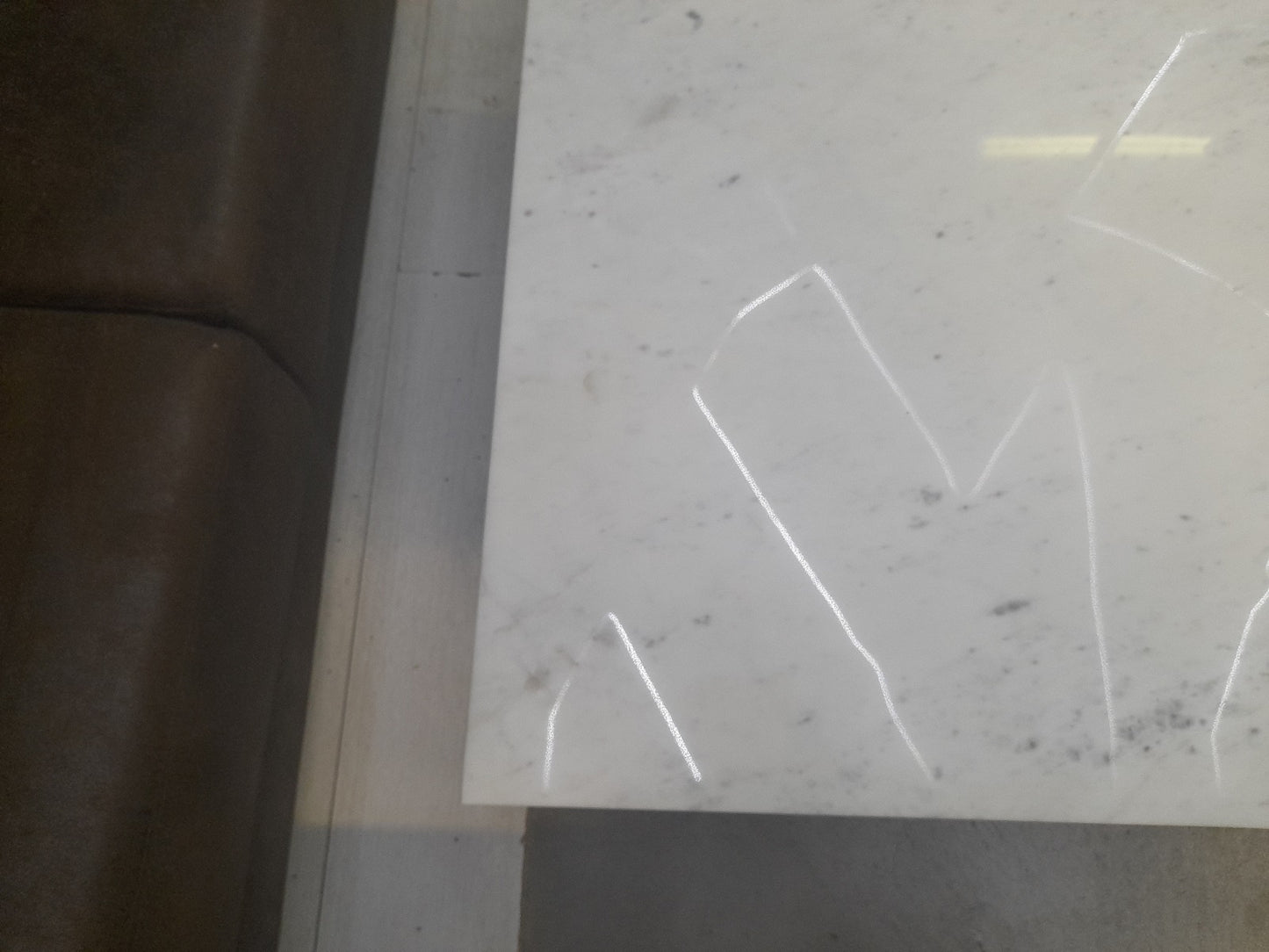 MARBLE - Tavolino basso in marmo bianco e ottone
