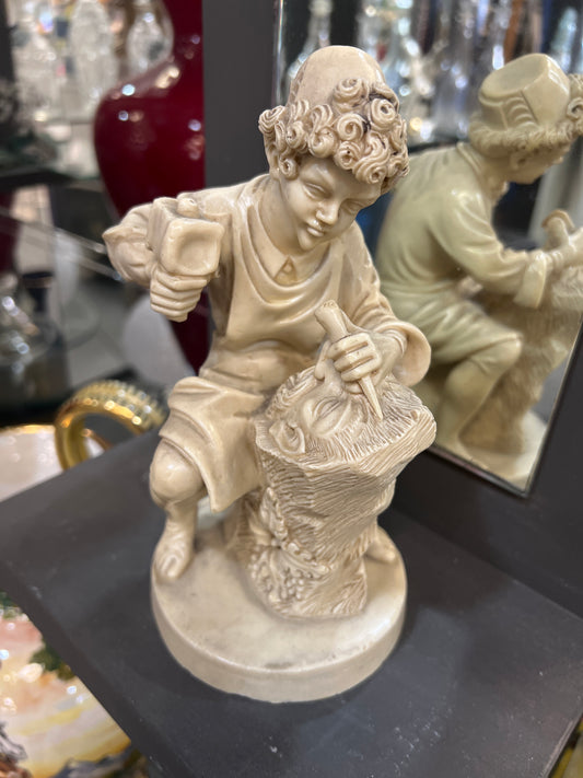 Statuetta di Giovane Scultore Classico