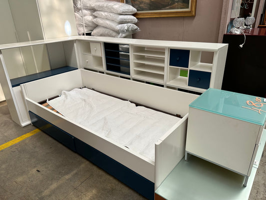 Letti di dimensioni 90x190 cm, questo cassetto di stoccaggio è l'accessorio perfetto per mantenere la tua camera da letto ordinata e senza ingombri.