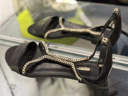 Sandali GUESS neri con catena colore oro. Usato